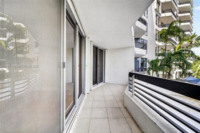 Building Photo - 3600 Mystic Pointe Dr