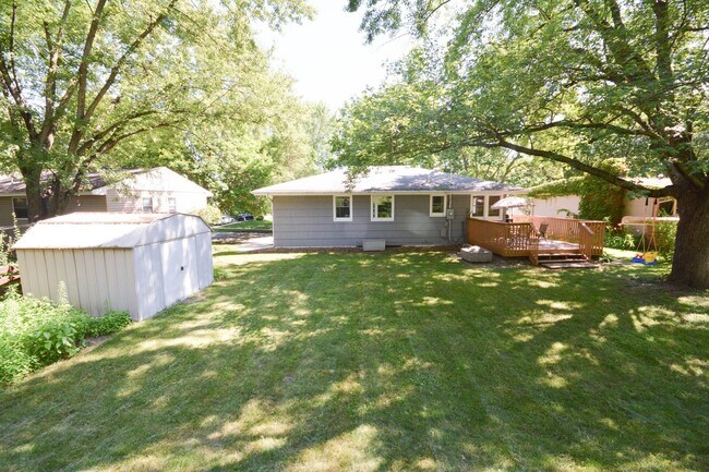 Building Photo - Beautifully updated home in desirable Coun...