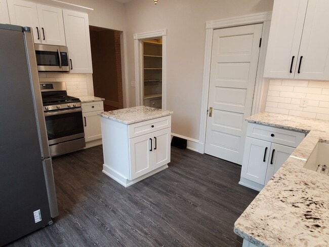Building Photo - Historic eastside townhome