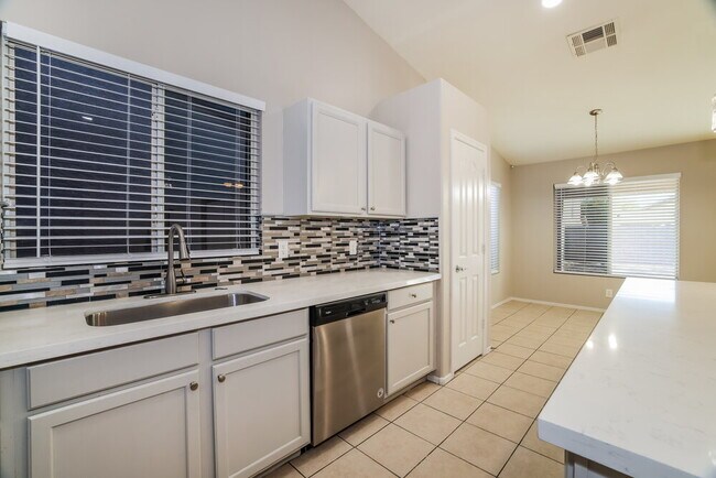 Building Photo - 2904 W Sunland Ave