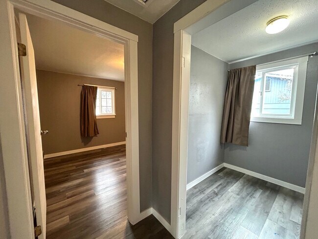 Building Photo - Charming 4 Bedroom Home with Fully Fenced Yard