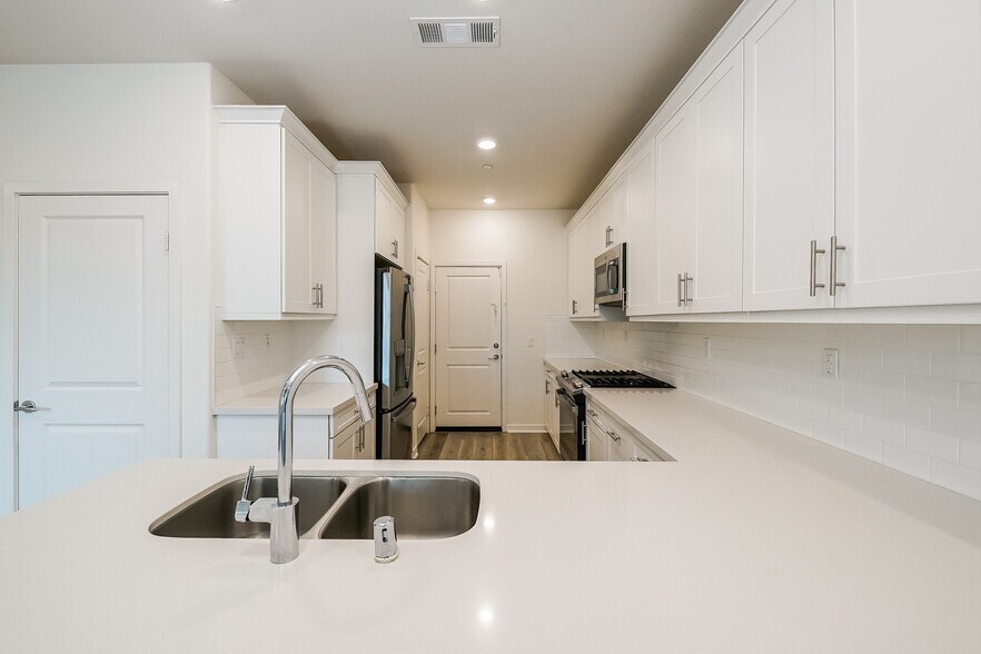 Building Photo - 8255 Sophie Ct