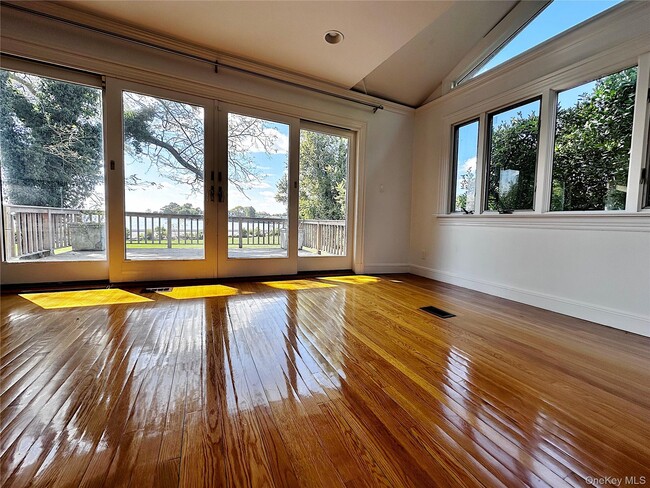 Building Photo - 1090 Bayhead Dr
