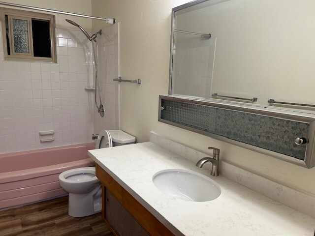 Full Bathroom - 9211 Woodlawn Ave N