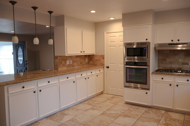 Building Photo - 9613 Westview Dr