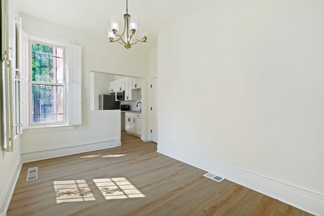 Building Photo - 3 bed 2 bath - fresh updates, central air,...