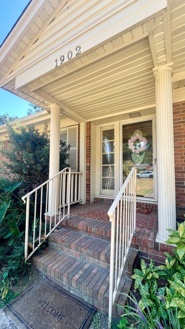 Building Photo - Beautiful 3-4 Bedroom 2 Bathroom home in t...