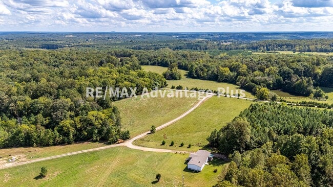 Building Photo - Spacious 4 bedroom home in private setting
