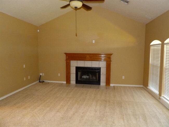 Building Photo - 405 SE Lancelot Ln