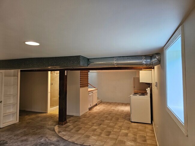 Building Photo - 309 NE Graham St