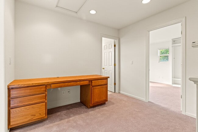 Building Photo - Modern 4 Bed Home with Office, AC, Garage,...