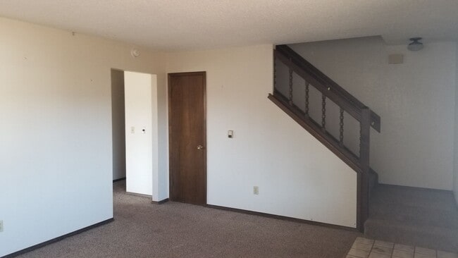 Building Photo - 2 Bed, 1 & 1/2 Bath, 1 Car Garage Duplex off of Patterson!!!!