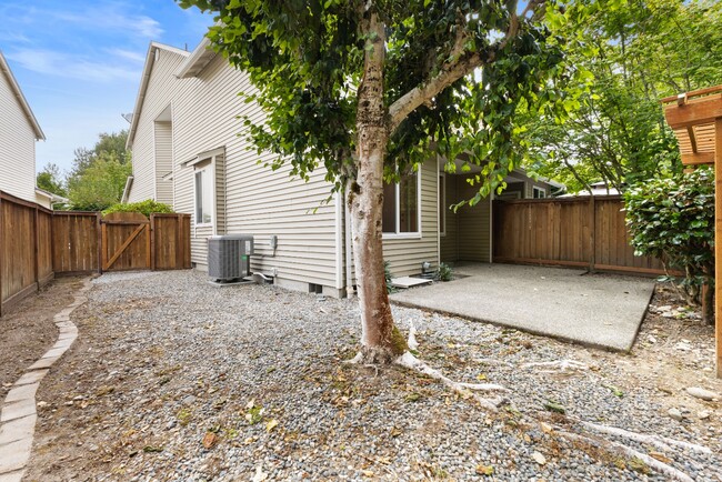Building Photo - Spacious Townhome with Fenced In Back Yard