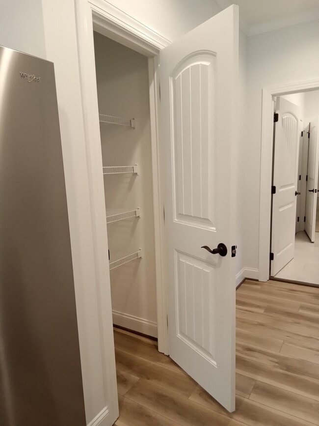 Building Photo - Patio Townhome Located 1 Block from Bedfor...