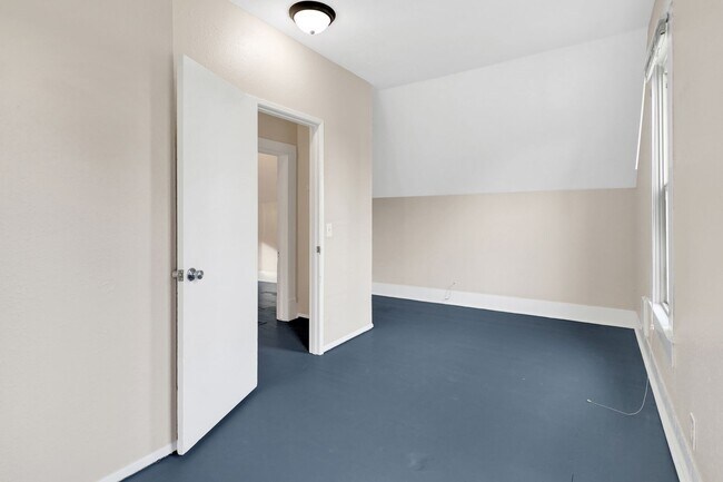 Building Photo - 4 Bedroom, 1 Bathroom Home in the York Neighborhood for Rent!