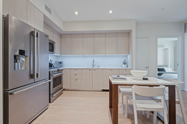 Building Photo - Opulent, Fully Furnished Private Room in S...