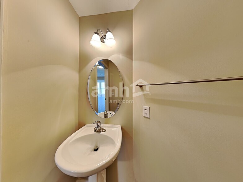 Building Photo - 182 Coyote Dr