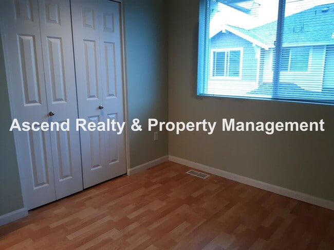 Building Photo - Sexton Mtn 3 Bed End Unit Townhome, Huge G...