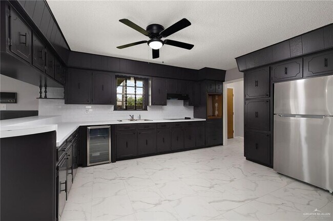 Building Photo - 2409 Camellia Ave