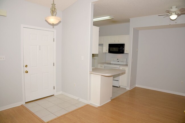 Building Photo - Rare 3 Bedroom Condo!