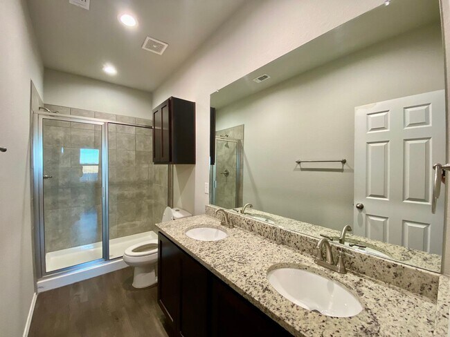 Building Photo - Luxury Duplex in Seguin!