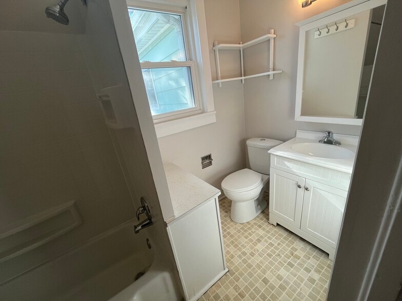 Building Photo - 180 Gillett St