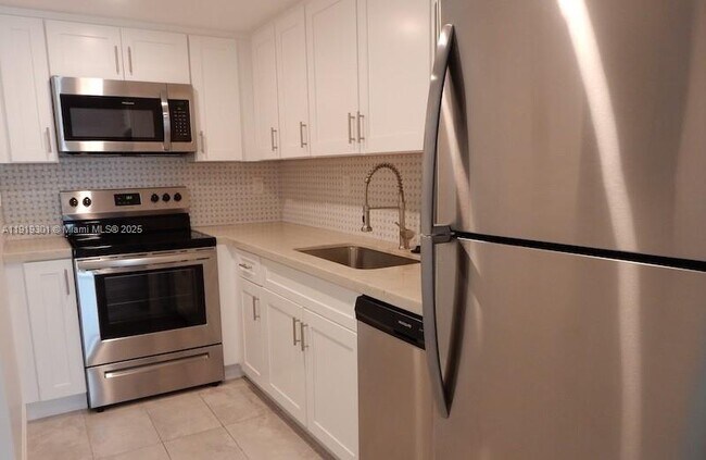 Building Photo - 400 N Surf Rd