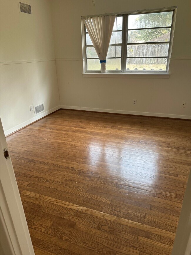 Building Photo - 1914 Westcrest Dr