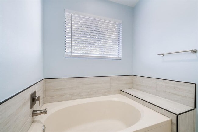 Building Photo - 4330 Heathfield Dr