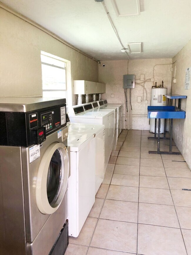 Building Photo - Nice 1-1 Condo Apartment with Central AC, Pool, & Laundry