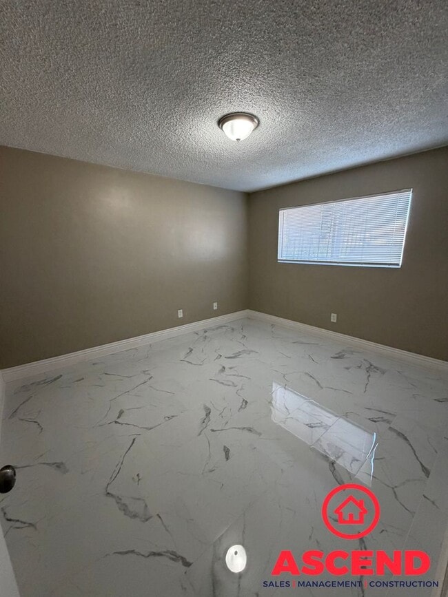 Building Photo - 3 Bedroom Home in East Bakersfield