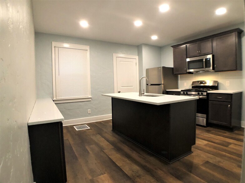 Kitchen - 5346 Hillcrest St