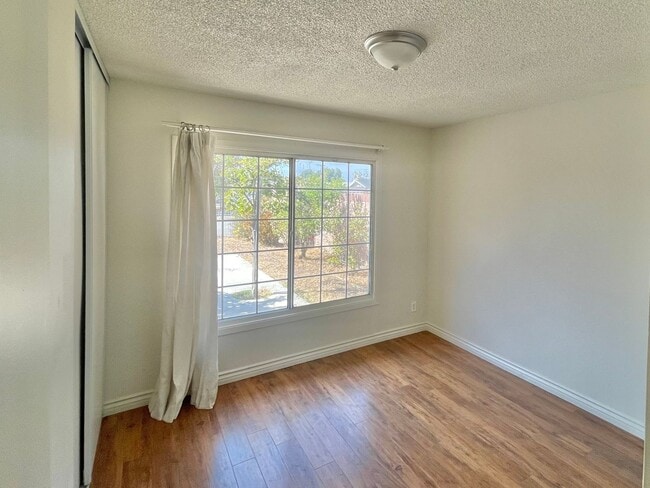 Building Photo - Spacious 3 Bed 2 Bath House w/ Central A/C...