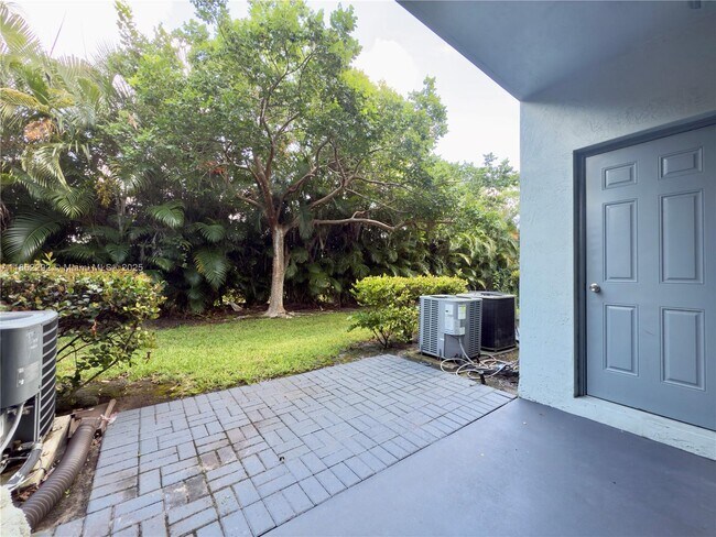 Building Photo - 1904 Alamanda Way
