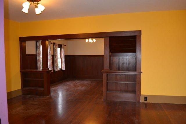 Building Photo - Beautiful, spacious Craftsman, Owner pays Yard Care, Laundry on site