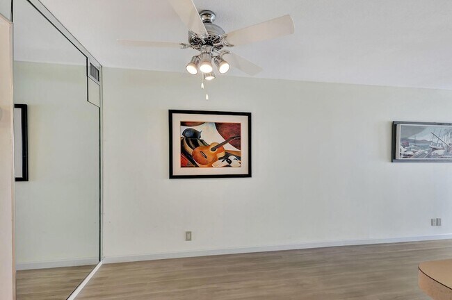 Building Photo - 100 Shore Ct