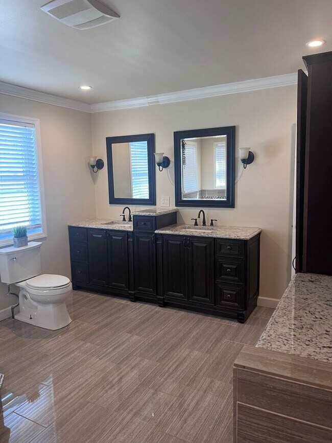 Building Photo - 724 Anna Pl