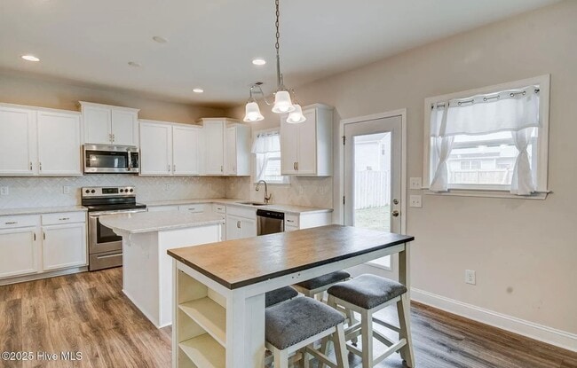 Building Photo - ***Special Offer*** Single Family Home in Desirable Neighborhood