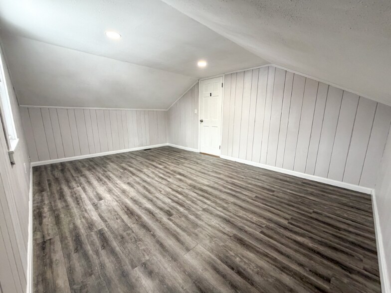 Building Photo - 7 W Silver St