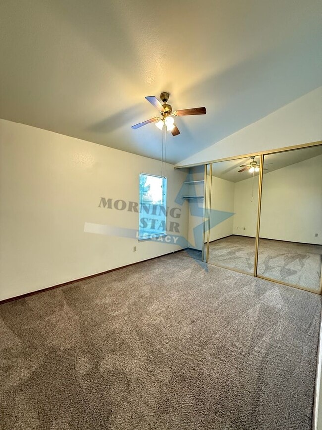 Building Photo - 2 bed townhouse w/garage and enclosed yard!