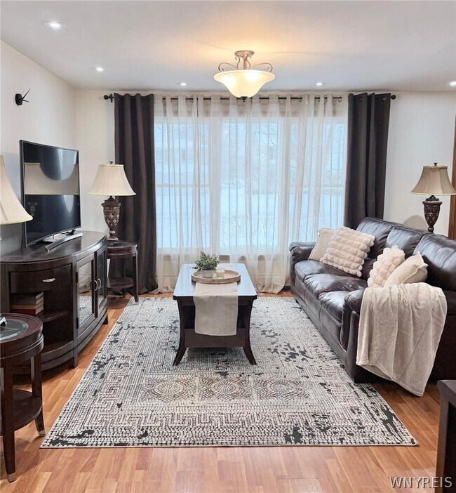 Building Photo - 114 Ayrault Dr