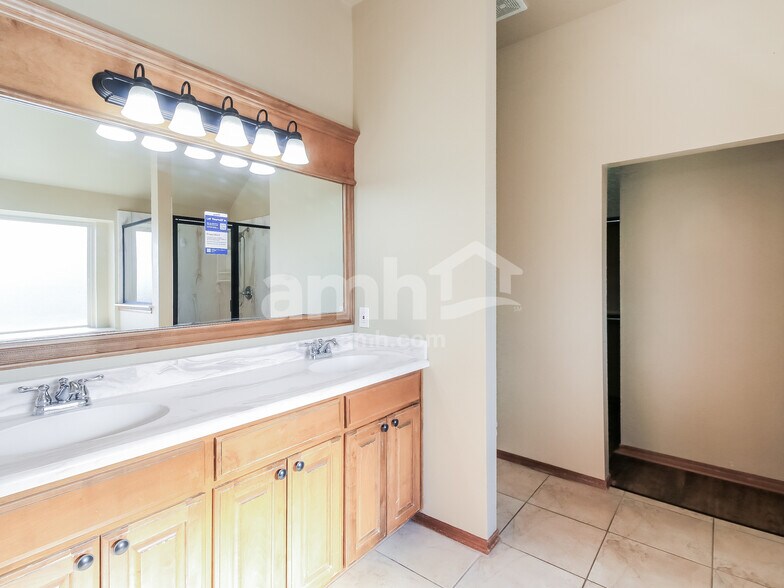 Building Photo - 809 Tea Rose Dr