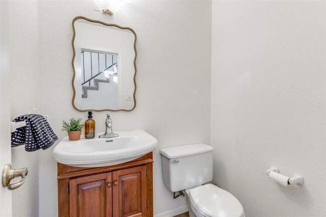 Building Photo - 4002 Biscay Dr