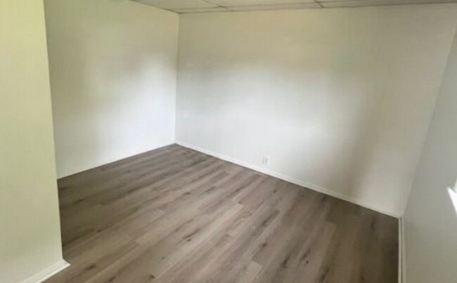 Building Photo - 4BR/1Ba house-Ready to make your new home!