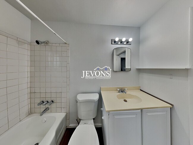 Building Photo - Charming 2-bedroom apartment just minutes from Pritchard Island Beach, with easy access to I-5