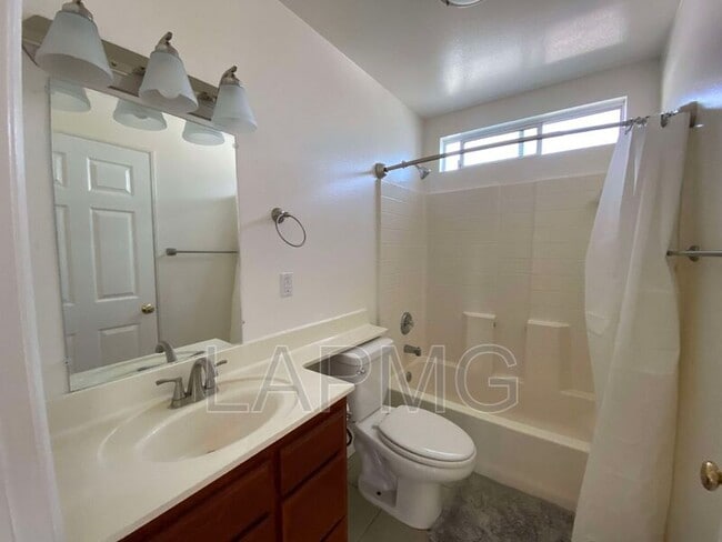 Building Photo - 762 W 21st St