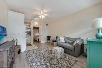 Building Photo - 2539 S Bayshore Dr