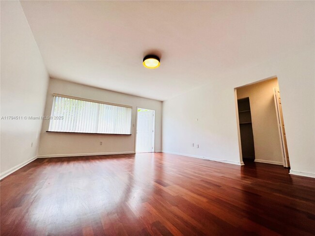 Building Photo - 2033 Calais Dr