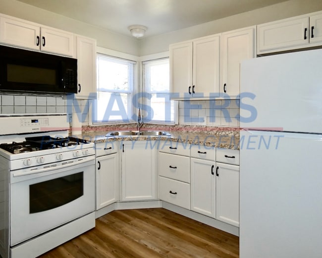 Building Photo - Three Bedroom House