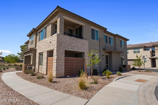 Building Photo - 675 E Ginko Ave